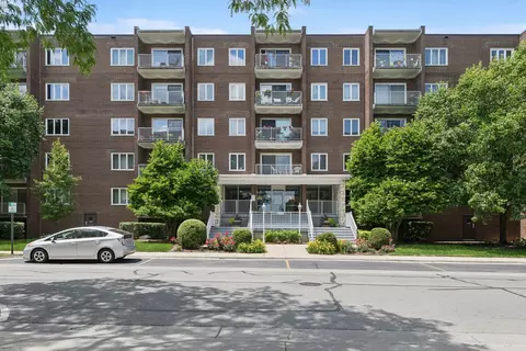 900 Center St #4H, Des Plaines, IL 60016