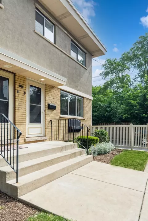 614 S Milwaukee Ave #F, Libertyville, IL 60048