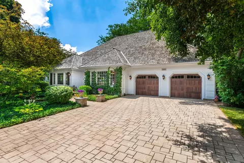 1500 Woodcrest Ct, Aurora, IL 60502