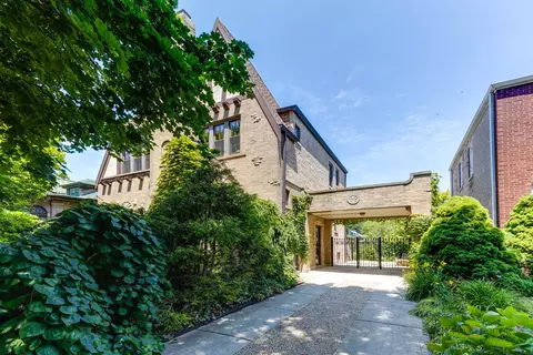 2442 W Morse Ave, Chicago, IL 60645