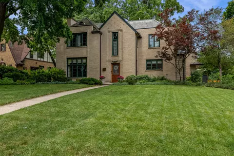 2202 Oaklawn Ave, Rockford, IL 61107