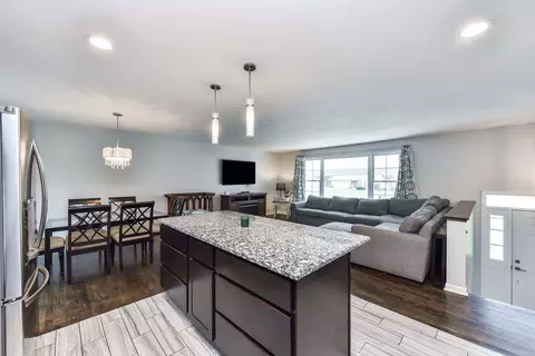680 Konen Ave, Aurora, IL 60505 photo 4