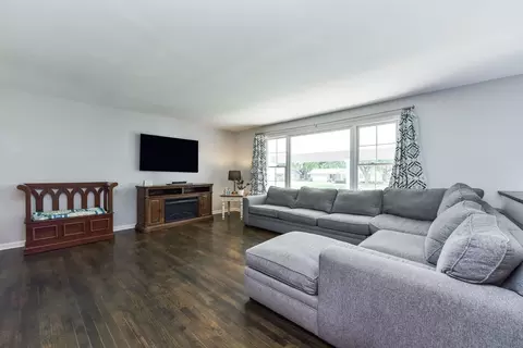 680 Konen Ave, Aurora, IL 60505 photo 5