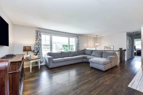 680 Konen Ave, Aurora, IL 60505 photo 2