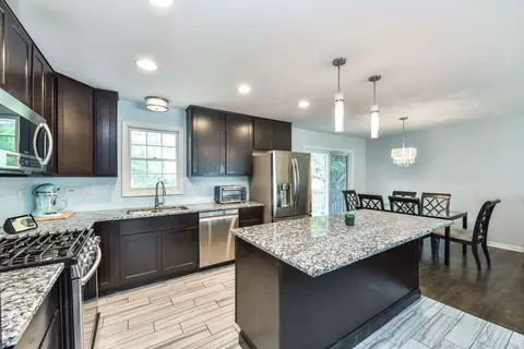 680 Konen Ave, Aurora, IL 60505 photo 3