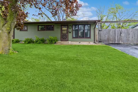 36151 N Grandwood Dr, Gurnee, IL 60031