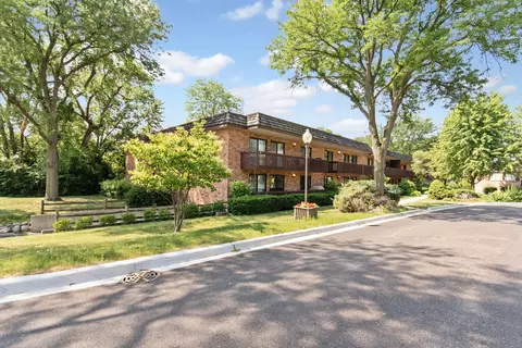 8200 Woodglen Ln #209, Downers Grove, IL 60516