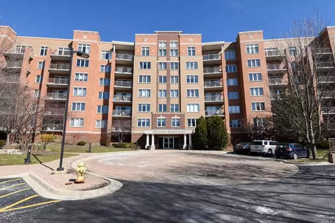 1 N Beacon Pl #301, La Grange, IL 60525