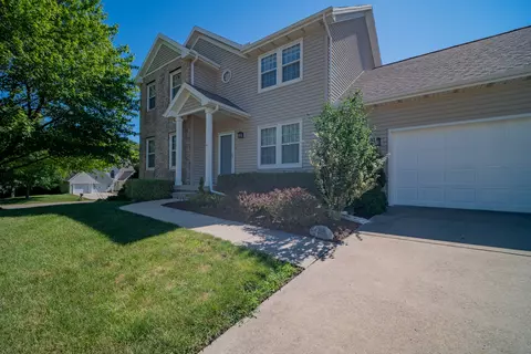 9375 Hillcrest Ln, Bloomington, IL 61705 photo 2