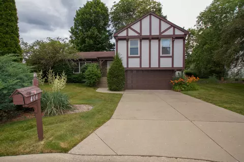 404 Aurora Ct, Vernon Hills, IL 60061