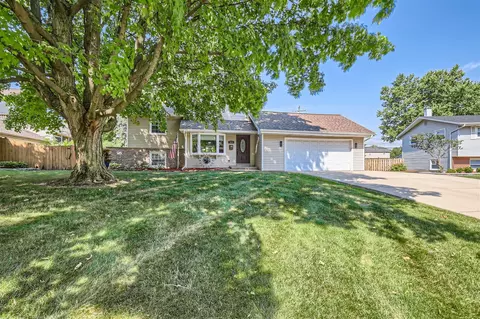 624 Aztec Dr, Carol Stream, IL 60188