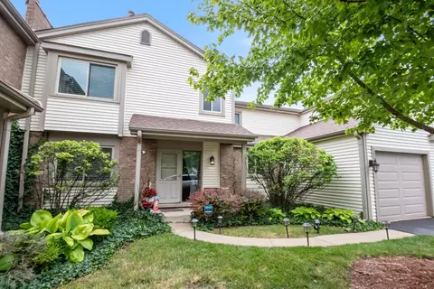 313 E Forest Knoll Dr #313, Palatine, IL 60074