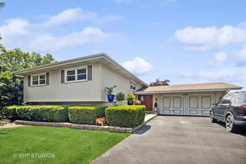 1140 W Westwood Trl, Addison, IL 60101