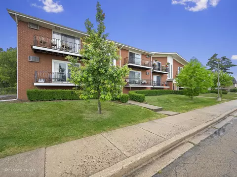 25 Willow Way #2W, Westmont, IL 60559