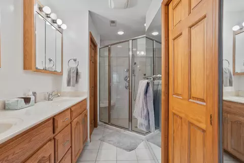 Bath - 2202 O Donnell Dr, Champaign, IL 61821 photo 2 of 5