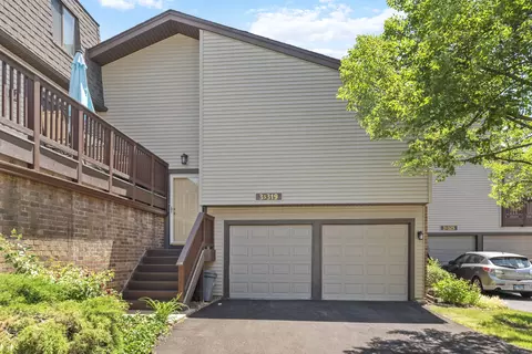 3 S319 Briarwood Dr, Warrenville, IL 60555