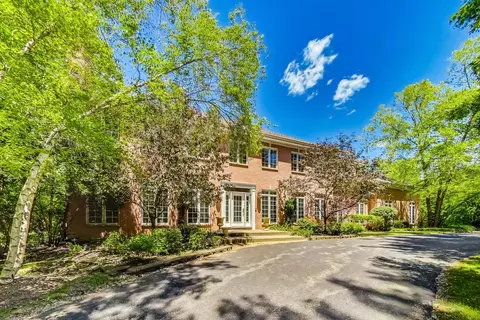 300 Belle Foret Dr, Lake Bluff, IL 60044