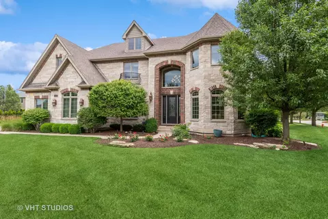 4432 Chinaberry Ln, Naperville, IL 60564