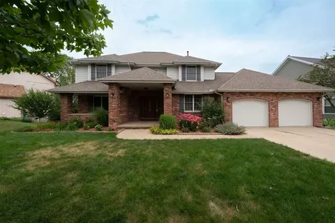 6 Swan Lake Rd, Bloomington, IL 61704
