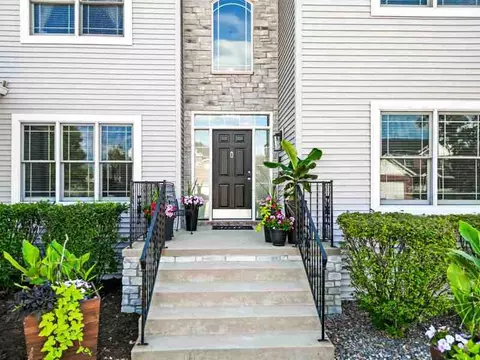 Exterior - 9 Pebblebrook Ct, Bloomington, IL 61705 photo 2 of 12