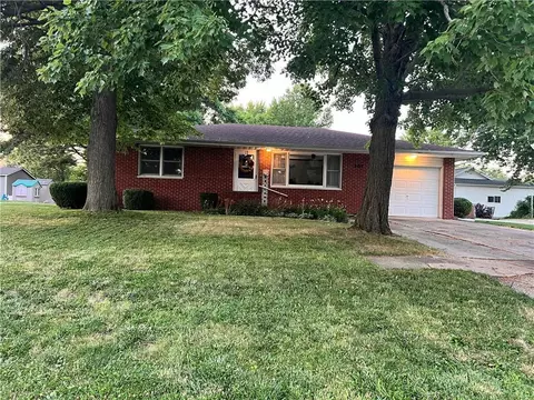 207 W Commercial St, Strasburg, IL 62465