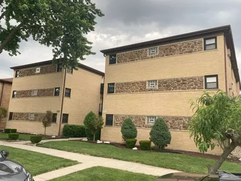 2433 N 77th Ct #2ES, Elmwood Park, IL 60707