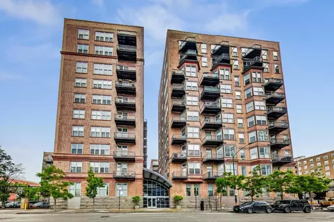 500 S Clinton St #327, Chicago, IL 60607