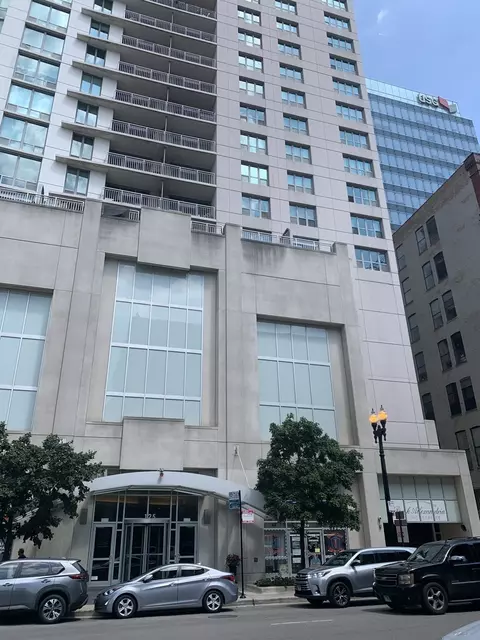 125 S Jefferson St #P-43, Chicago, IL 60661