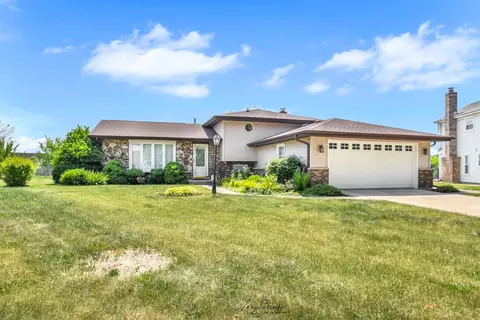 1078 Gregory Ct, Elk Grove Village, IL 60007