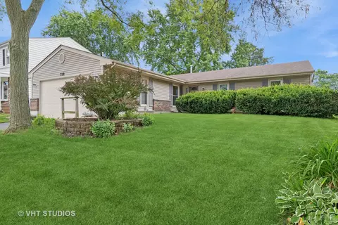 718 Buffalo Cir, Carol Stream, IL 60188