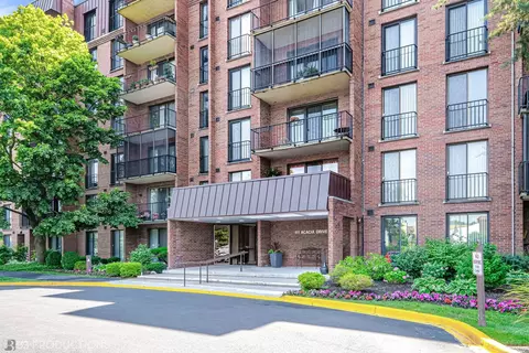 111 Acacia Dr #106, Indian Head Park, IL 60525