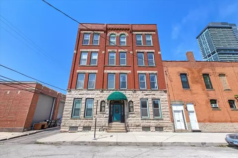 348 W Wendell St #1, Chicago, IL 60610