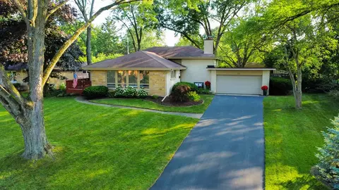 831 Hawthorne Dr, Naperville, IL 60540