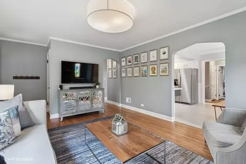 Living - 422 Kipling Ct, Wheaton, IL 60187 photo 3 of 3