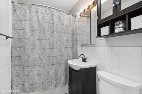 Bath - 422 Kipling Ct, Wheaton, IL 60187 photo 1 of 3
