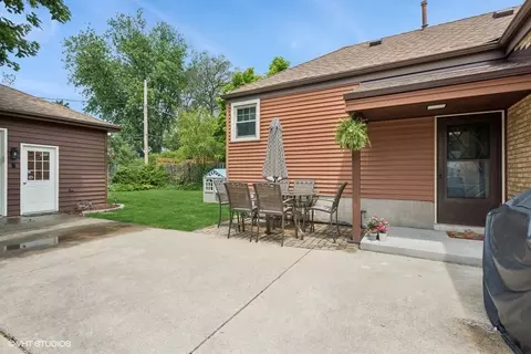 Exterior - 422 Kipling Ct, Wheaton, IL 60187 photo 3 of 4
