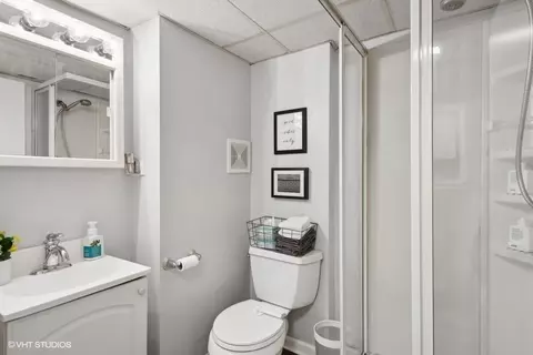 Bath - 422 Kipling Ct, Wheaton, IL 60187 photo 3 of 3
