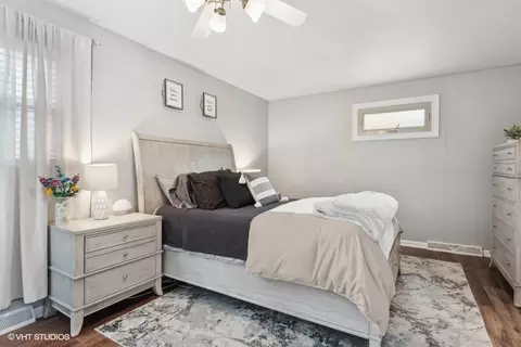Bedroom - 422 Kipling Ct, Wheaton, IL 60187 photo 3 of 4