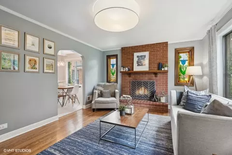 Living - 422 Kipling Ct, Wheaton, IL 60187 photo 2 of 3