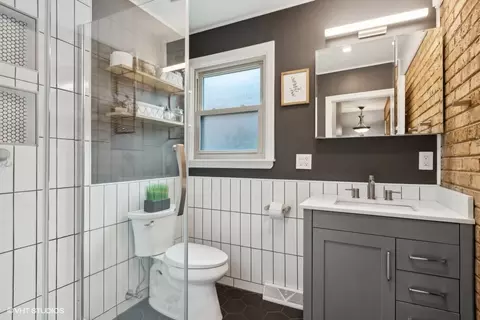 Bath - 422 Kipling Ct, Wheaton, IL 60187 photo 2 of 3