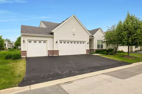 1010 Laguna Ln, Pingree Grove, IL 60140