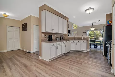 7000 Creekside Dr, Plainfield, IL 60586 photo 2