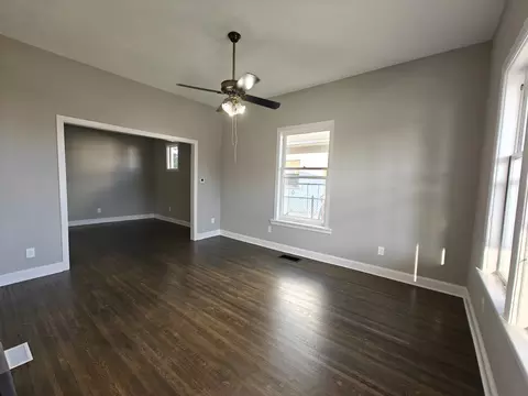 Living - 907 E Washington St, Joliet, IL 60433 photo 1 of 3