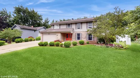612 Tamarisk Ln, Crystal Lake, IL 60014