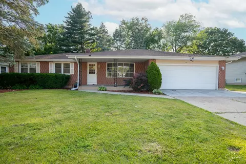 904 Chippewa Dr, Elgin, IL 60120