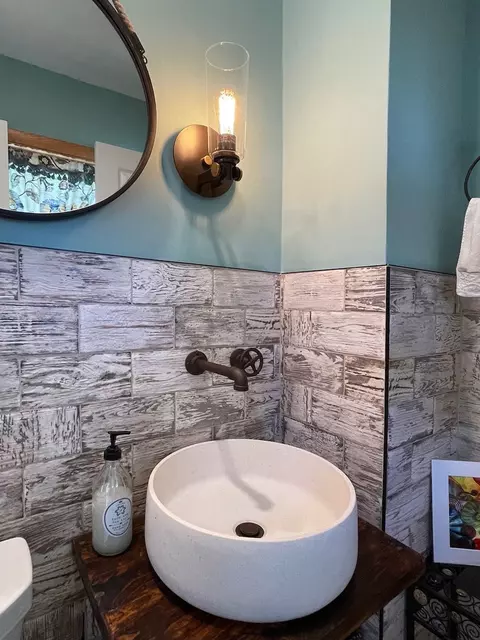 Bath - 508 E Highland Ave, Mount Prospect, IL 60056 photo 3 of 3