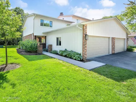 2 S749 Theresa Ct, Oak Brook, IL 60523