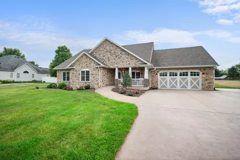 9586 E Marquand Dr, Rochelle, IL 61068