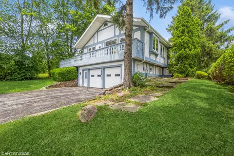 21984 W Kathy Ln, Hawthorn Woods, IL 60047