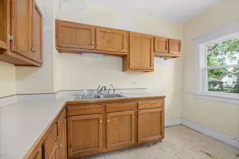 Kitchen - 550 E 12th St, Lockport, IL 60441 photo 2 of 3